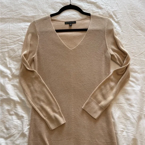 Banana Republic V-Neck Sweaters in Beige and Gray - Picture 4 of 5